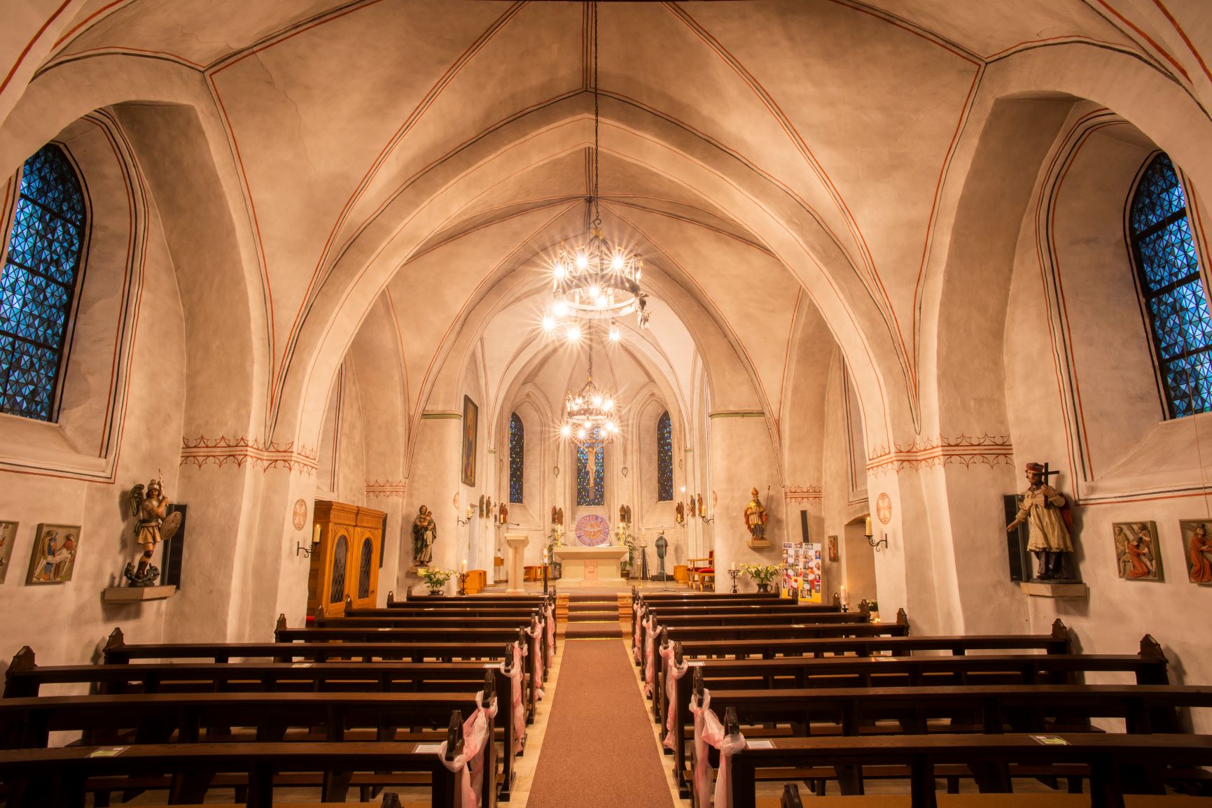 Blick in den Kircheninnenraum von St. Donysius