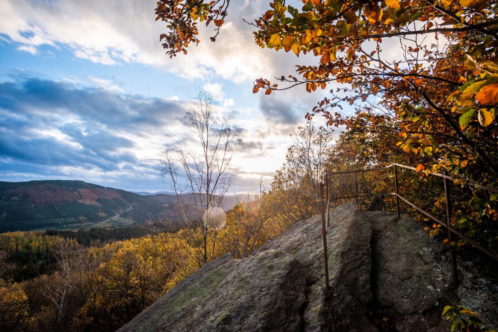 Ausblick auf das Lennetal vom Rinsleyfelsen im Herbst