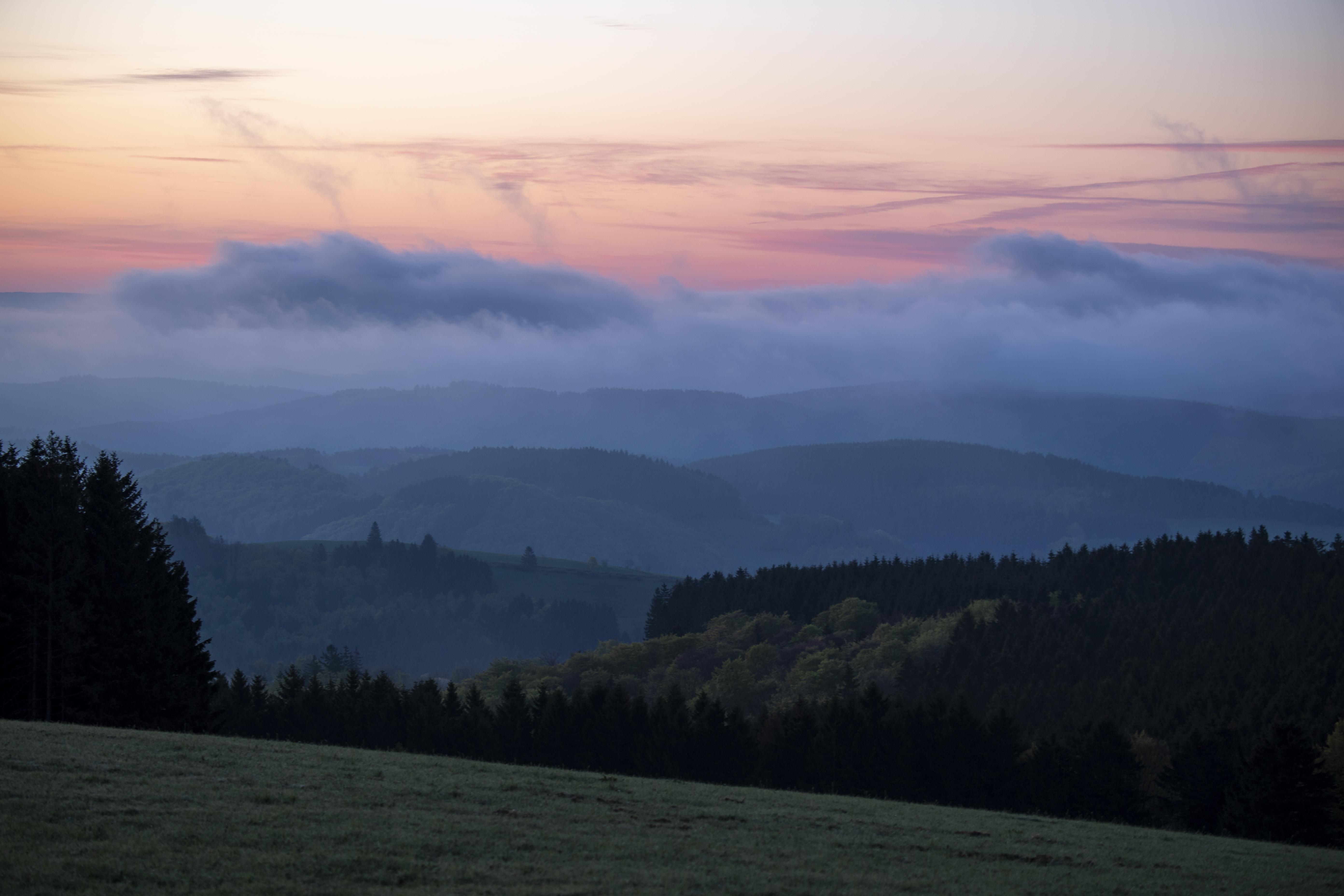 Sonnenaufgang am Krutenberg mit mächtigen Wolken im Hintergrund
