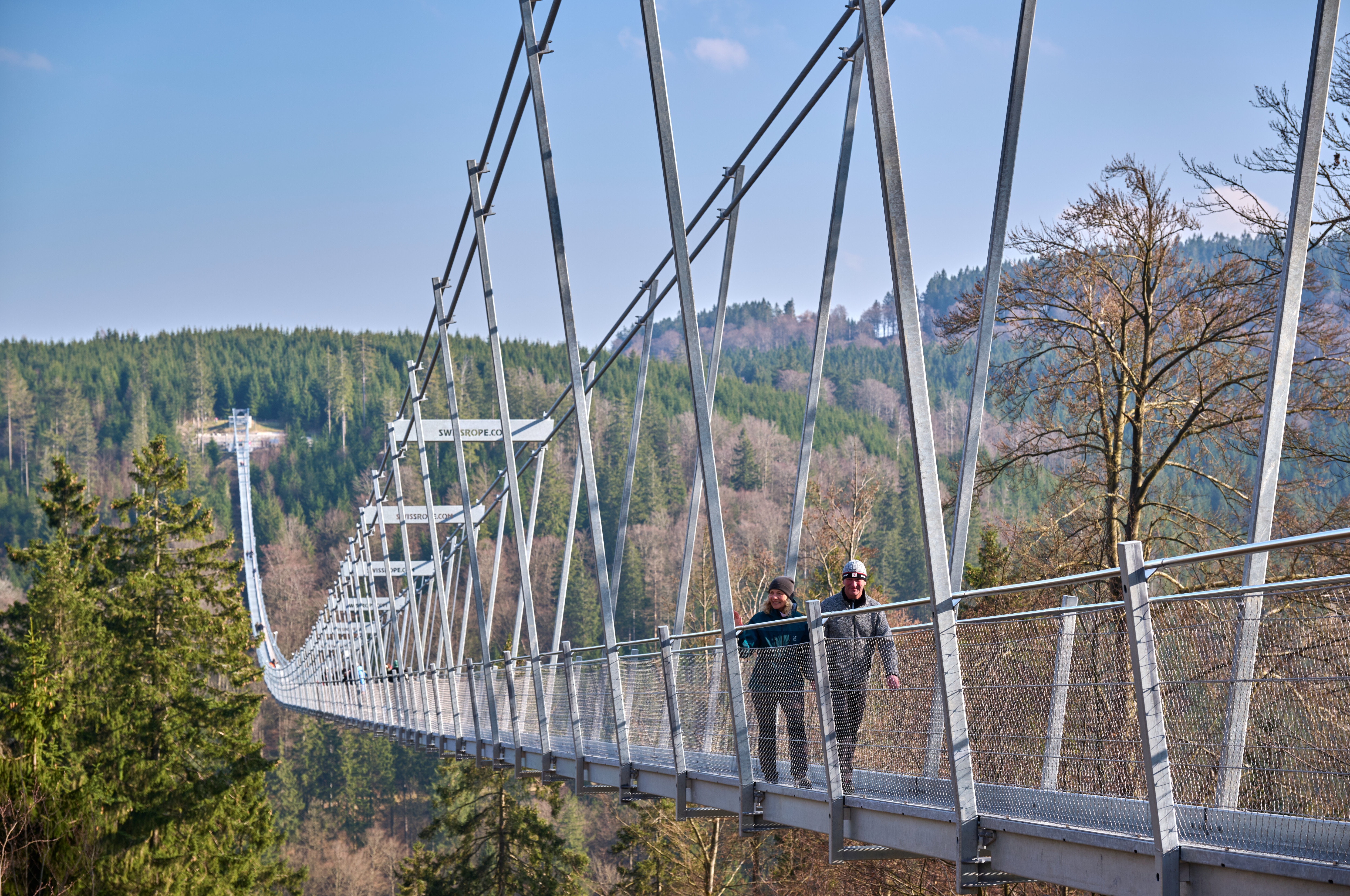 Ein Wanderpaar auf dem Skywalk im Winter