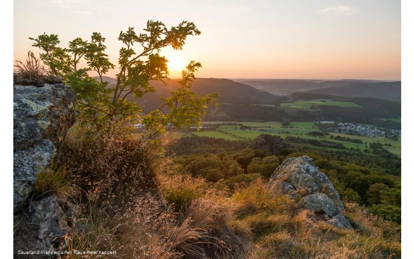Blick von den Bruchhauser Steinen in das Sauerland bei Sonnenuntergang