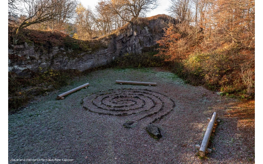 Blick von oben auf das Labyrinth Hengböhl im Herbst