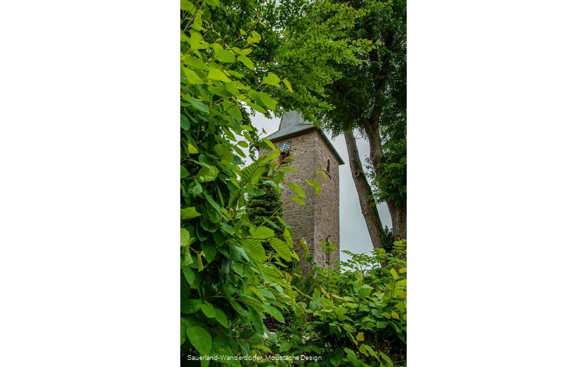 Verwunschener Blick auf den Kirchturm