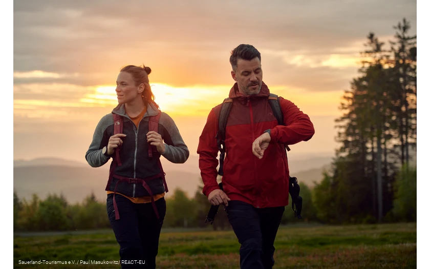Wanderer im Sonnenuntergang Ein Wanderpaar vor dem Sonnenuntergang