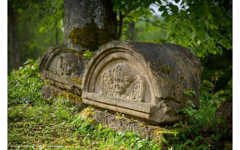 Grabsteine mit Engelskopf "Am Kahlen"