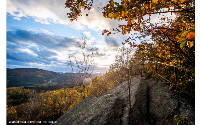 Ausblick auf das Lennetal vom Rinsleyfelsen im Herbst