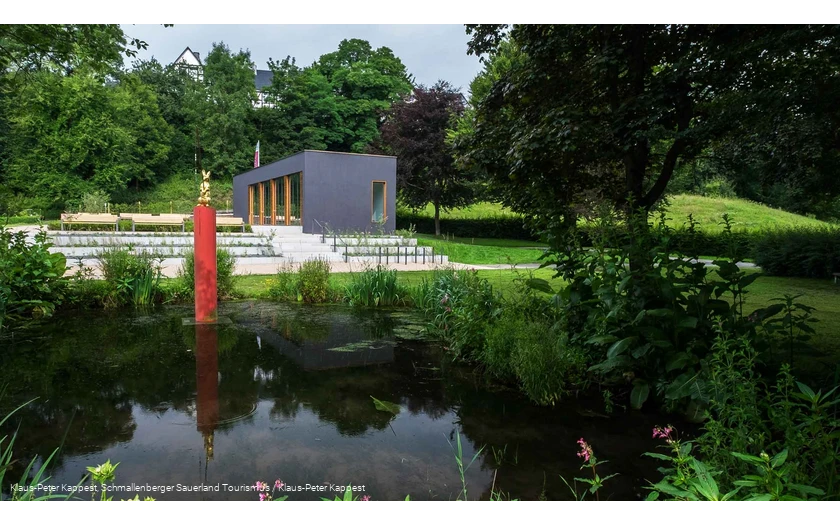 Skulptur "Das Blaue Wunder" mit dem Lenneatelier im Lennepark Schmallenberg