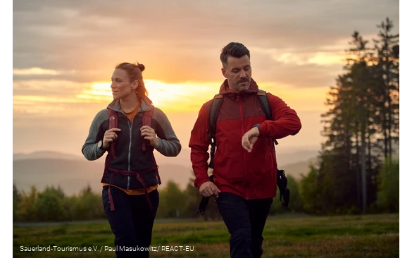 Ein Wanderpaar vor dem Sonnenuntergang
