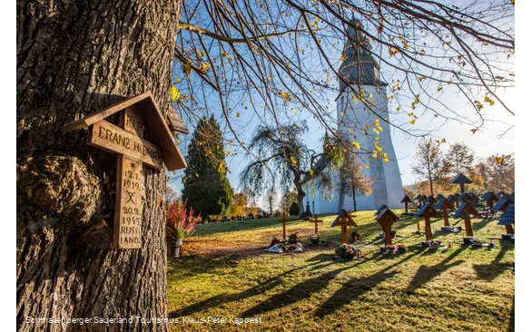Sauerland-Wanderdörfer, Kirche in Wormbach mit Fokus auf einen Baum mit Kreuz