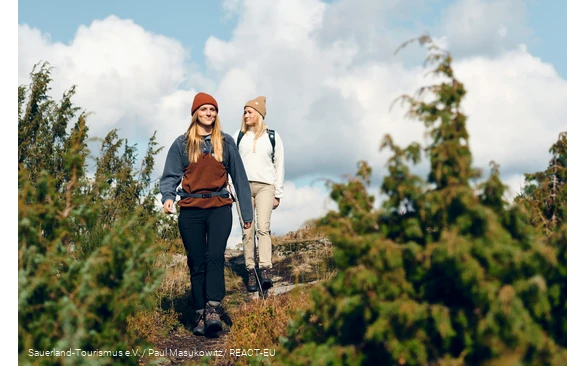 Zwei Wanderinnen auf einem schmalen Pfad