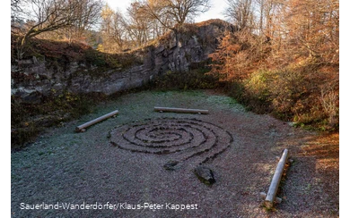 Blick von oben auf das Labyrinth Hengböhl im Herbst
