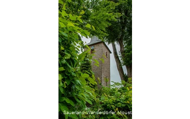 Verwunschener Blick auf den Kirchturm