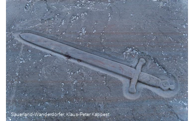 In Stein gemeisseltes Schwert am Freistuhl Düdinghausen