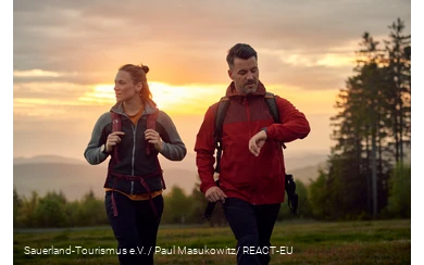 Ein Wanderpaar vor dem Sonnenuntergang