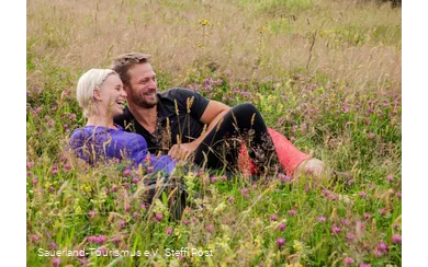 Pause in einer Blumenwiese