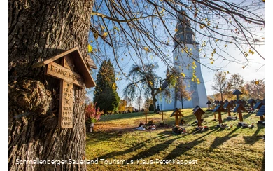 Sauerland-Wanderdörfer, Kirche in Wormbach mit Fokus auf einen Baum mit Kreuz