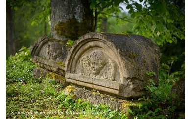 Grabsteine mit Engelskopf "Am Kahlen"