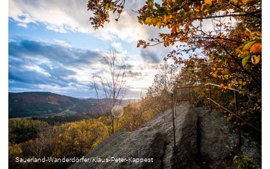 Ausblick auf das Lennetal vom Rinsleyfelsen im Herbst