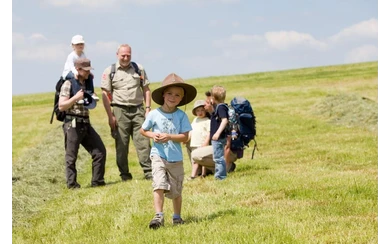 Wanderfamilie mit Ranger, kleiner Junge im Vordergrund.jpg