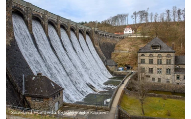 Blick auf die Diemelseestaumauer mit Überlauf