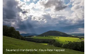 Malerischer Ausblick vom Wilzenberg bei aufziehendem Gewitter in den Sauerland-Wanderdörfern