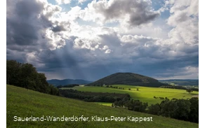 Malerischer Ausblick vom Wilzenberg bei aufziehendem Gewitter in den Sauerland-Wanderdörfern