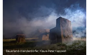 Der Freistuhl Düdinghausen bei Medebach im Nebel