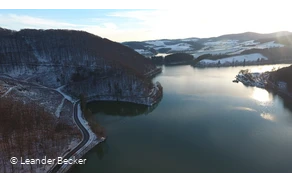 Diemelsee von oben in der Winterlandschaft bei blauem Himmel