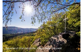 Blick auf das weiße Kreuz auf dem Rinsleyfelsen der Sauerland-Seelenorte