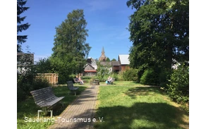Blick über den Platz am Nuhneursprung zur Kirche