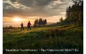 Wanderer vor dem Sonnenuntergang an der Hochheide