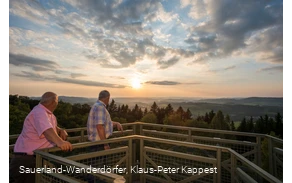 Sonnenuntergang am Wilzenberg vor leicht bewölktem Himmel