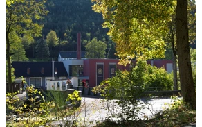 Das Dampf-Land-Leute Museum von außen bei herrlichem Sonnenschein
