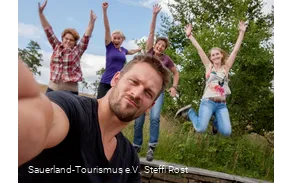 Selfie mit 4 Frauen, die im Hintergrund springen
