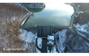 Diemelstaumauer an einem schönen Tag im Winter