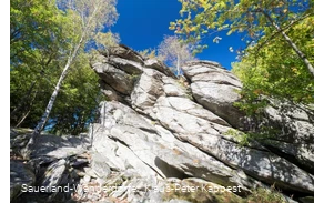 Der steile Rinsleyfelsen erstreckt sich in den blauen Himmel