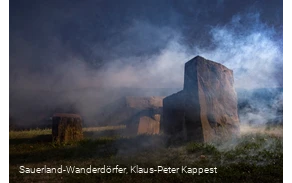 Freistuhl Medebach mit Nebel, Sauerland-Wanderdörfer
