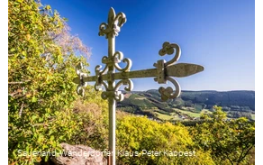 Weißes Metallkreuz auf dem Rinsleyfelsen in Richtung Tal