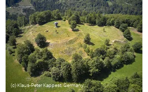 Luftaufnahme der Schwalenburg mit den Wallringen