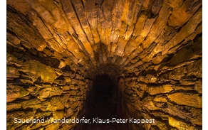 Beleuchtete Stollendecke im Philippstollen