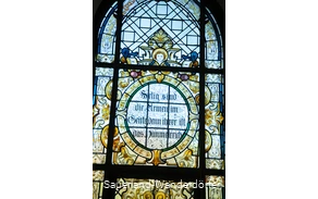 Buntes Kirchenfenster von Innen