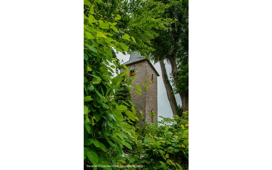 Verwunschener Blick auf den Kirchturm