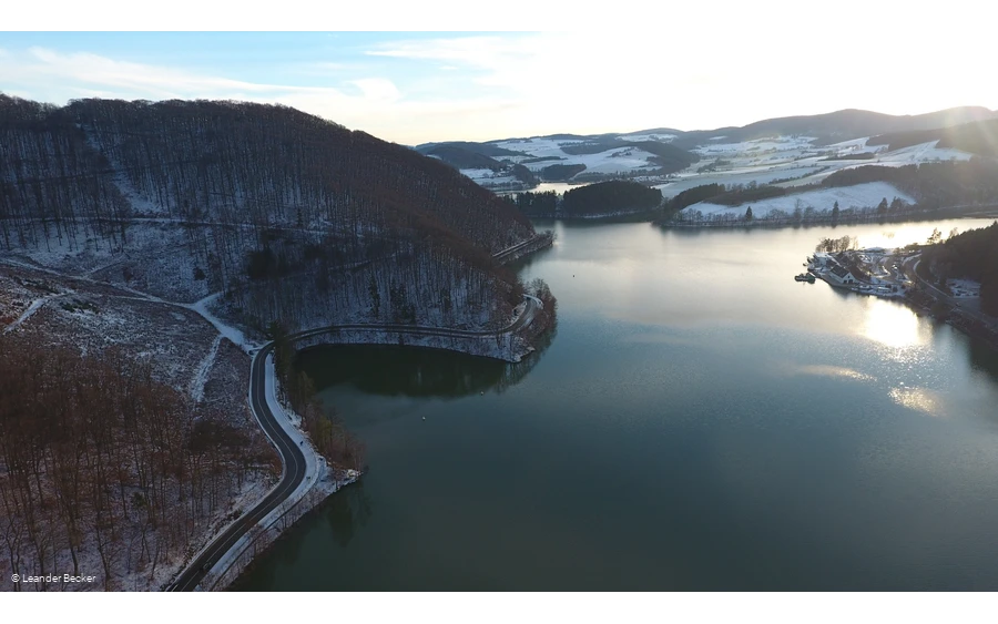 Diemelsee von oben in der Winterlandschaft bei blauem Himmel