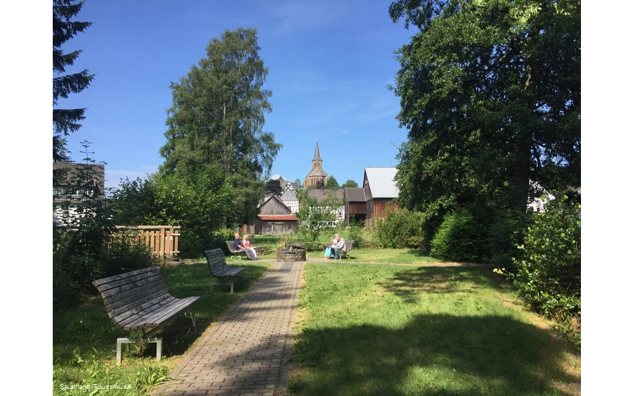 Blick über den Platz am Nuhneursprung zur Kirche