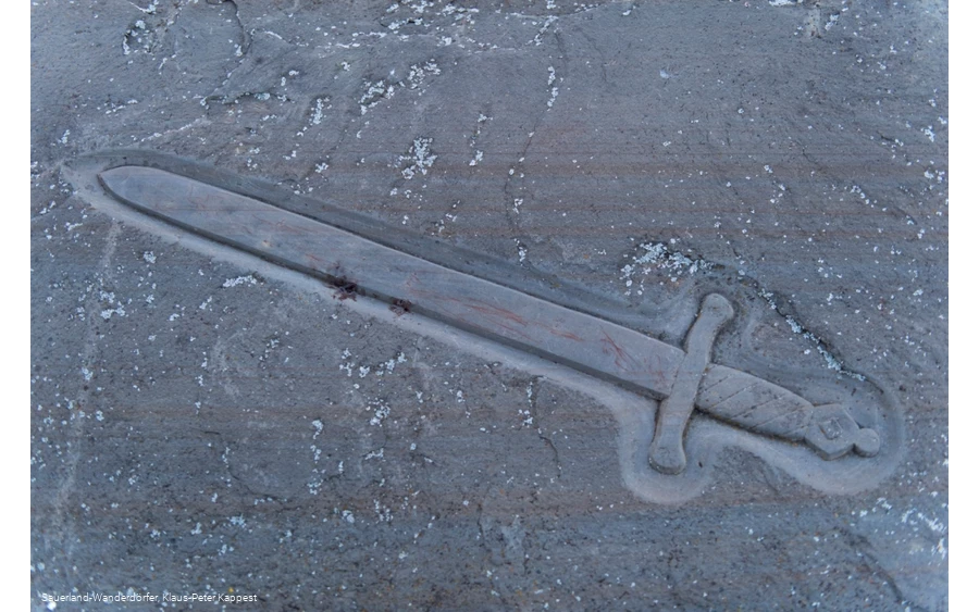In Stein gemeisseltes Schwert am Freistuhl Düdinghausen