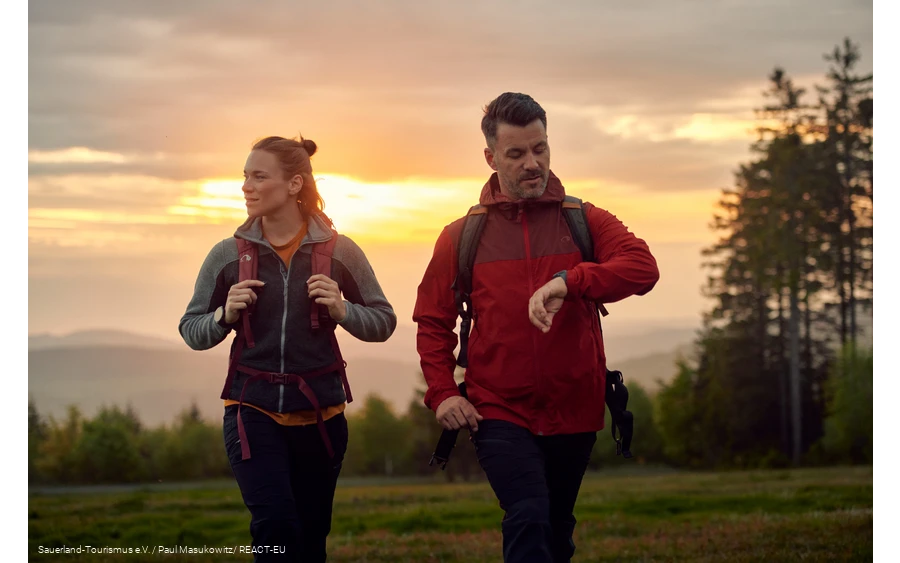 Wanderer im Sonnenuntergang Ein Wanderpaar vor dem Sonnenuntergang