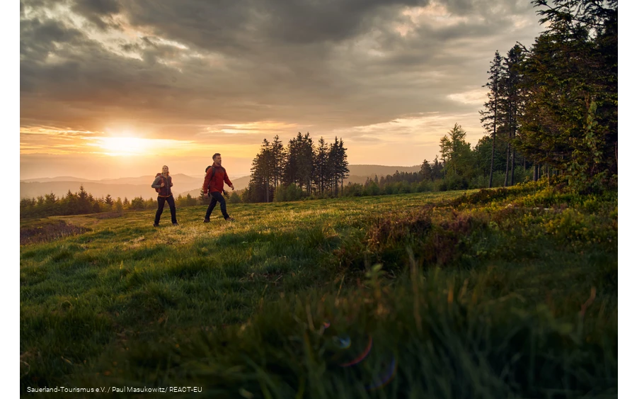 Wanderer vor dem Sonnenuntergang an der Hochheide