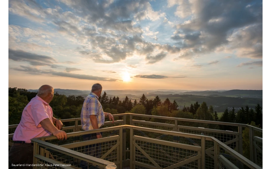 Sonnenuntergang am Wilzenberg vor leicht bewölktem Himmel