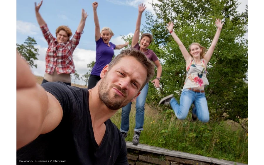 Selfie mit 4 Frauen, die im Hintergrund springen