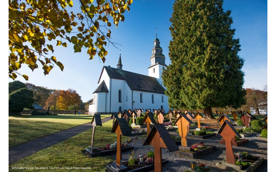 Die Kirche St. Peter und Paul mit Friedhof an einem Herbsttag in der Sonne